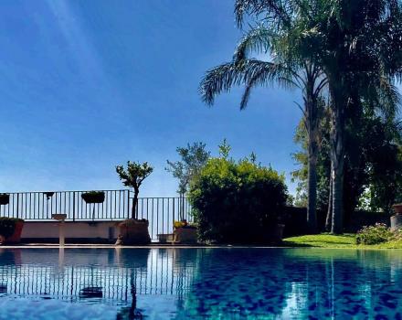 Scopri tutti i servizi di Hotel Santa Caterina, elegante e confortevole 4 stele ad Acireale: piscina, ristorante, connessione WiFi gratuita, ricca colazione e molto altro!