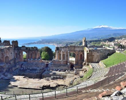 Discover a pearl of the Sicilian coast: Taormina is just minutes from Hotel Santa Caterina, 4 stars in Acireale!